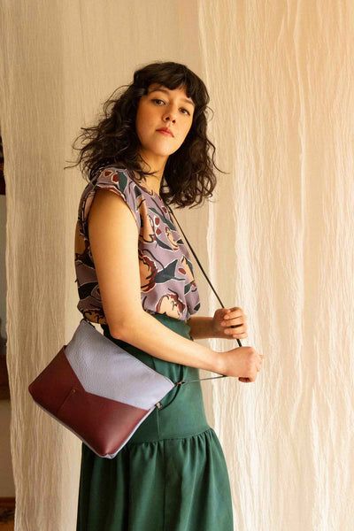 Sac Woodstock en nuances de lilas et bordeaux, combinant style et fonctionnalité pour être à la mode au quotidien.